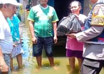Bhabinkamtibmas Tanjungsari Polsek Taman Kunjungi Warga Terdampak Banjir di Dusun Dodokan