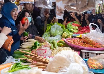 Hari Ramadhan, Gubernur Khofifah Sidak Sembako Pasar Larangan Sidoarjo Harga Dinamis