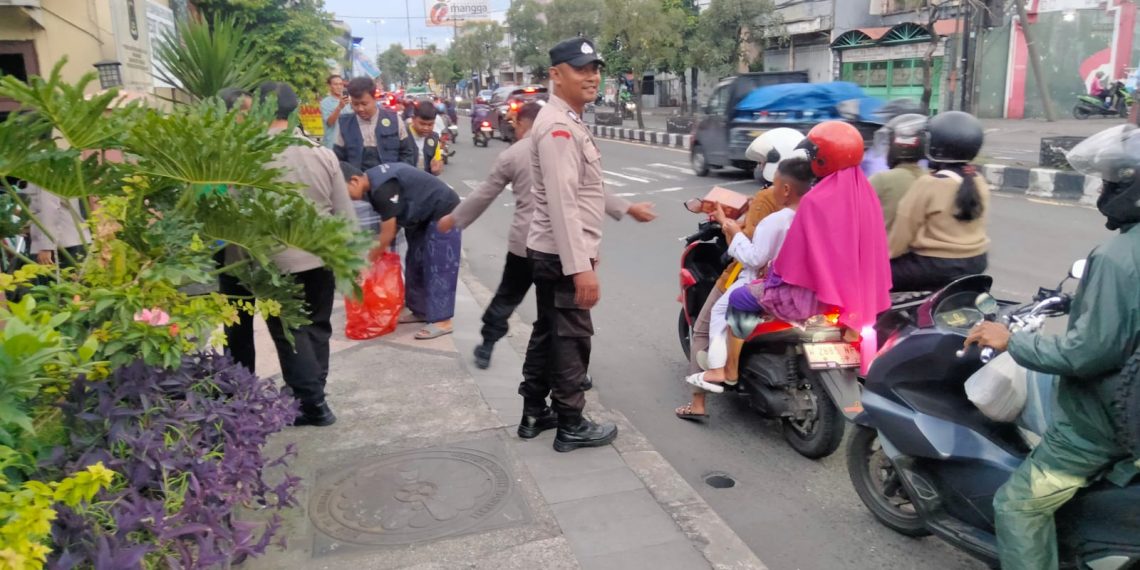 Polsek Gedangan Tebar Kebaikan, Bagikan Takjil untuk Masyarakat