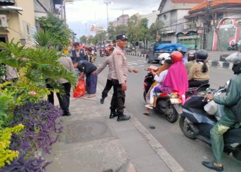 Polsek Gedangan Tebar Kebaikan, Bagikan Takjil untuk Masyarakat