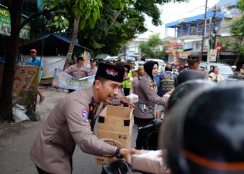 Ramadhan Peduli, Polsek Taman Bagikan Takjil untuk Masyarakat