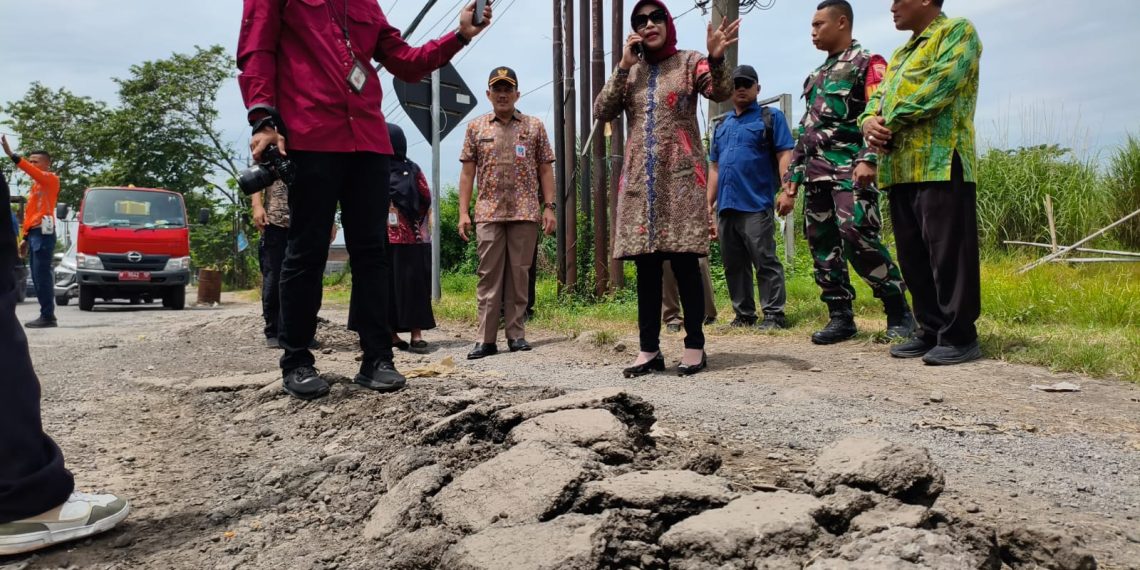Wabup Mimik Idayana Sidak Jalan Lingkar Timur Sidoarjo Rusak Parah, Gandeng CSR Perusahaan Perbaiki Secepatnya