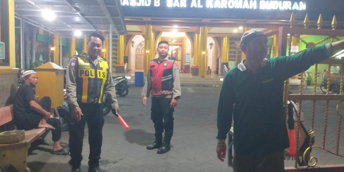 Layanan Humanis Polsek Buduran Bagi Jamaah Tarawih di Masjid Besar Al Karomah