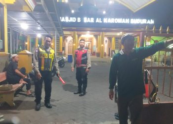 Layanan Humanis Polsek Buduran Bagi Jamaah Tarawih di Masjid Besar Al Karomah