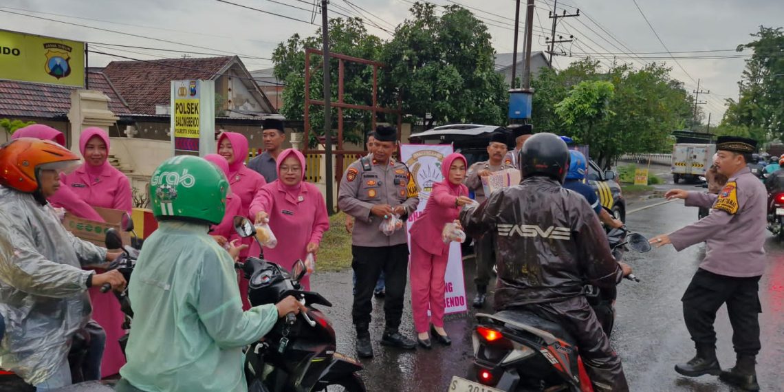 Polsek Balongbendo dan Bhayangkari Bagikan 400 Paket Takjil ke Pengguna Jalan
