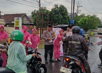 Polsek Balongbendo dan Bhayangkari Bagikan 400 Paket Takjil ke Pengguna Jalan