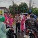Polsek Balongbendo dan Bhayangkari Bagikan 400 Paket Takjil ke Pengguna Jalan