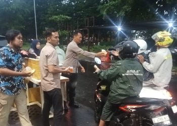 Polsek Waru Berbagi Takjil Gratis, Pererat Silaturahmi dengan Masyarakat