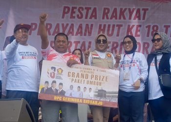 Rebutkan Hadiah 2 Paket Umroh, Sekitar 1000 Warga Ramaikan Pesta Rakyat HUT Partai Gerindra ke-18 GOR Sidoarjo