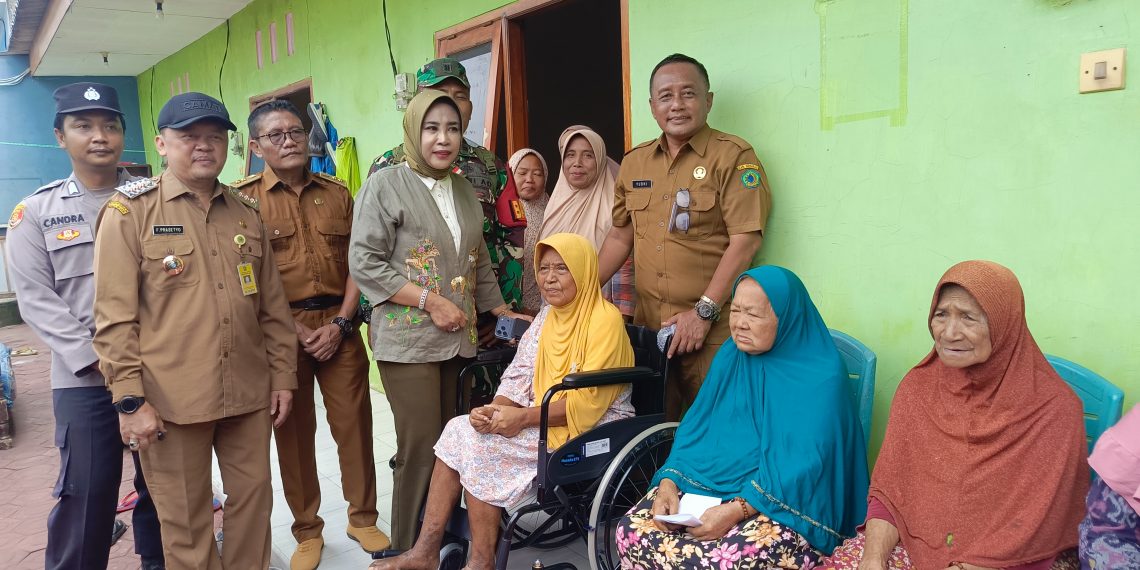 Wabup Mimik Idayana Serahkan Langsung Bantuan Kursi Roda Tiga Lansia Warga Porong serta Bedah Rumah