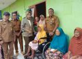 Wabup Mimik Idayana Serahkan Langsung Bantuan Kursi Roda Tiga Lansia Warga Porong serta Bedah Rumah