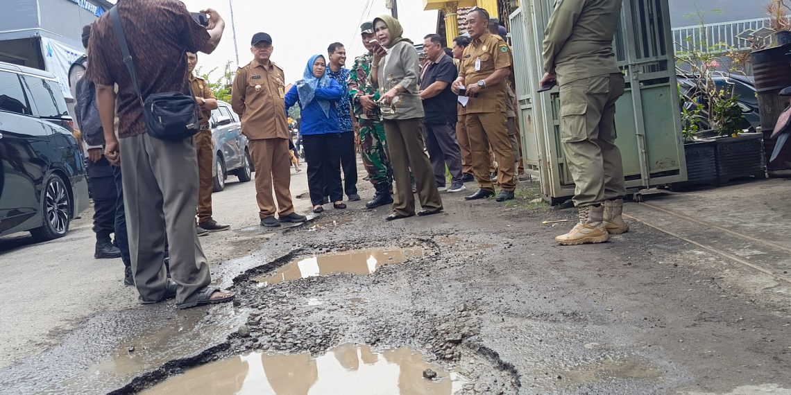 Lihat Langsung Kubangan Jalan di Porong, Wabup Mimik: Jangan Tunggu Korban! Perbaiki Sekarang