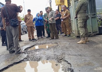 Lihat Langsung Kubangan Jalan di Porong, Wabup Mimik: Jangan Tunggu Korban! Perbaiki Sekarang