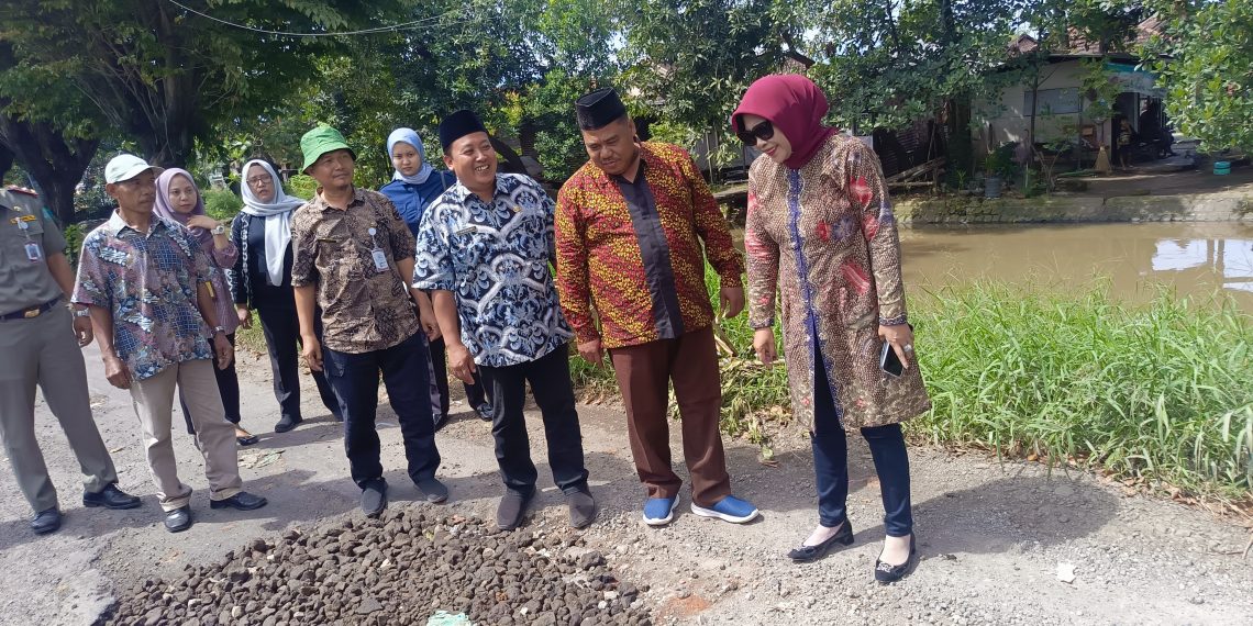 Sidak Jalan Rusak Pertigaan Bulang dan Desa Simpang Prambon, Wabup Mimik Idayana Miris Rawan Korban Pengendara Motor