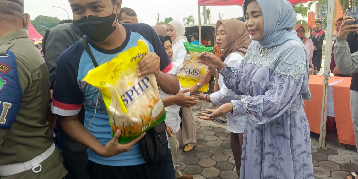 Ratusan Warga Serbu Giat Wabup Mimik Idayana Berbagi Takjil dan Beras