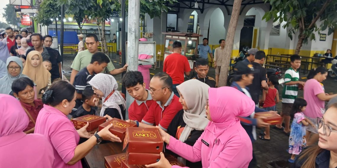 Polsek Gedangan Bersama Bhayangkari Bagikan Ratusan Takjil ke Masyarakat