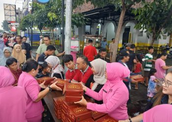 Polsek Gedangan Bersama Bhayangkari Bagikan Ratusan Takjil ke Masyarakat