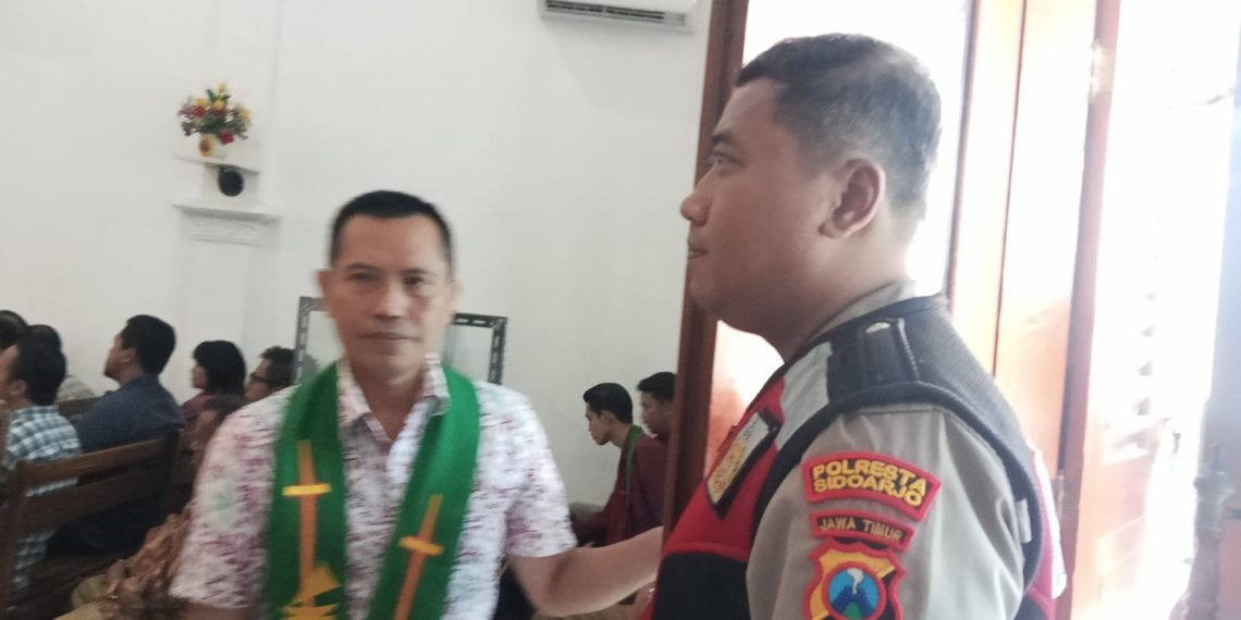 Polsek Krembung Amankan Ibadah Gereja Kristen Jawi Wetan