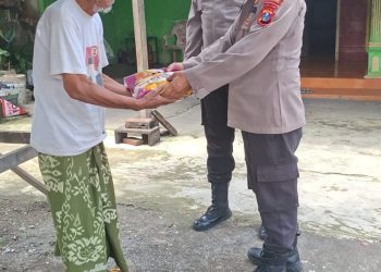 Ramadan Peduli, Anggota Polsek Wonoayu Beri Santunan Warga Kurang Mampu