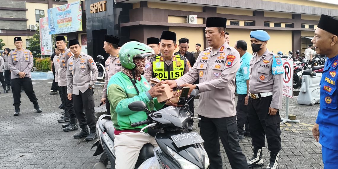 Wakapolresta Sidoarjo dan Pejabat Utama Bagikan Ratusan Takjil di Dalam Mako