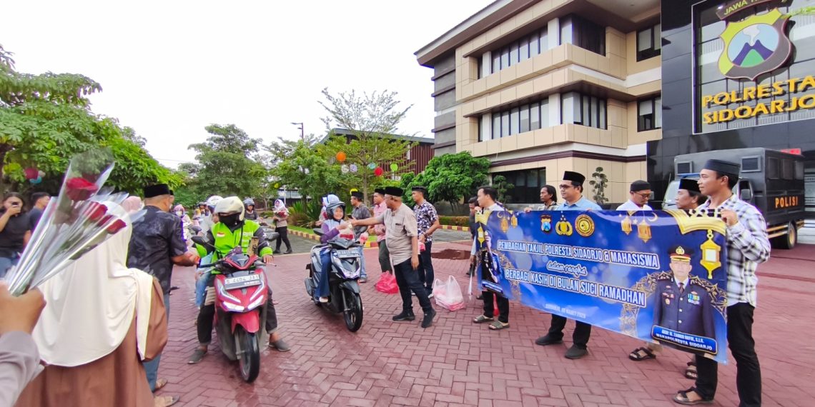 Polresta Sidoarjo Gandeng Mahasiswa Berbagi Takjil untuk Masyarakat