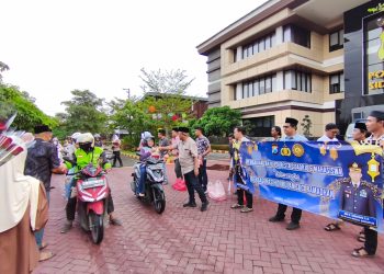 Polresta Sidoarjo Gandeng Mahasiswa Berbagi Takjil untuk Masyarakat