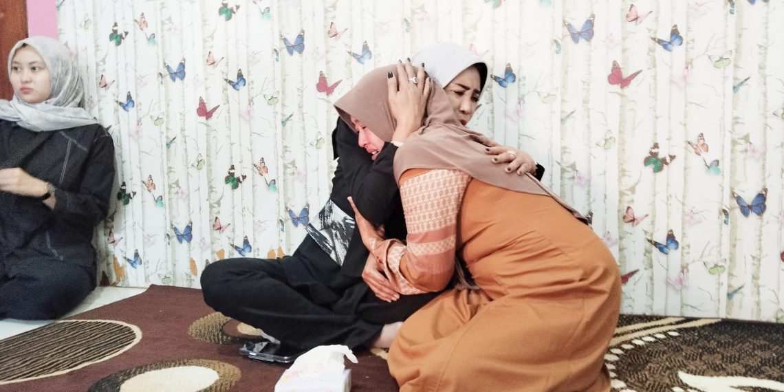 Wabup Mimik Idayana Takziah ke Rumah Korban Kecelakaan Lubang Jalan Lingkar Timur, Serahkan Santunan untuk Keluarga