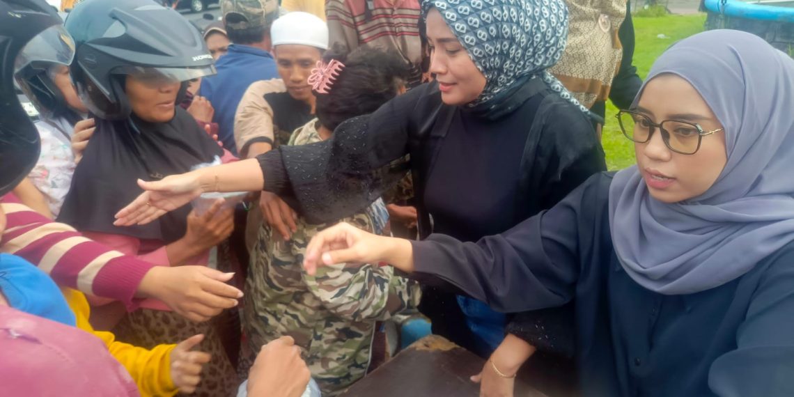 Berbagi Sesama, DPC PIRA Sidoarjo Bagi Ratusan Takjil kepada Masyarakat