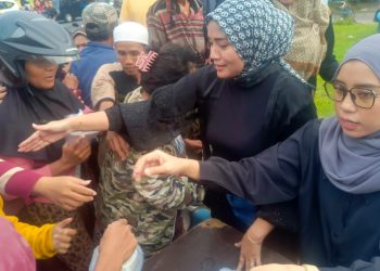 Berbagi Sesama, DPC PIRA Sidoarjo Bagi Ratusan Takjil kepada Masyarakat