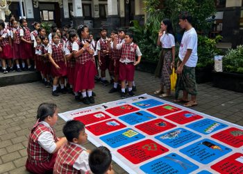 Komunitas BISA Edukasi Ratusan Siswa SD Badung Pilah Sampah