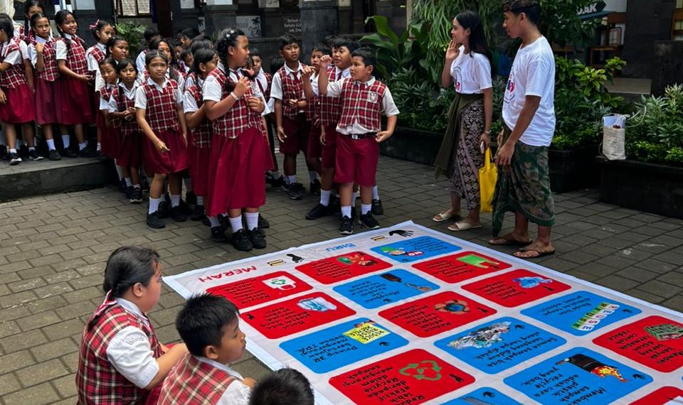 Komunitas BISA Edukasi Ratusan Siswa SD Badung Pilah Sampah