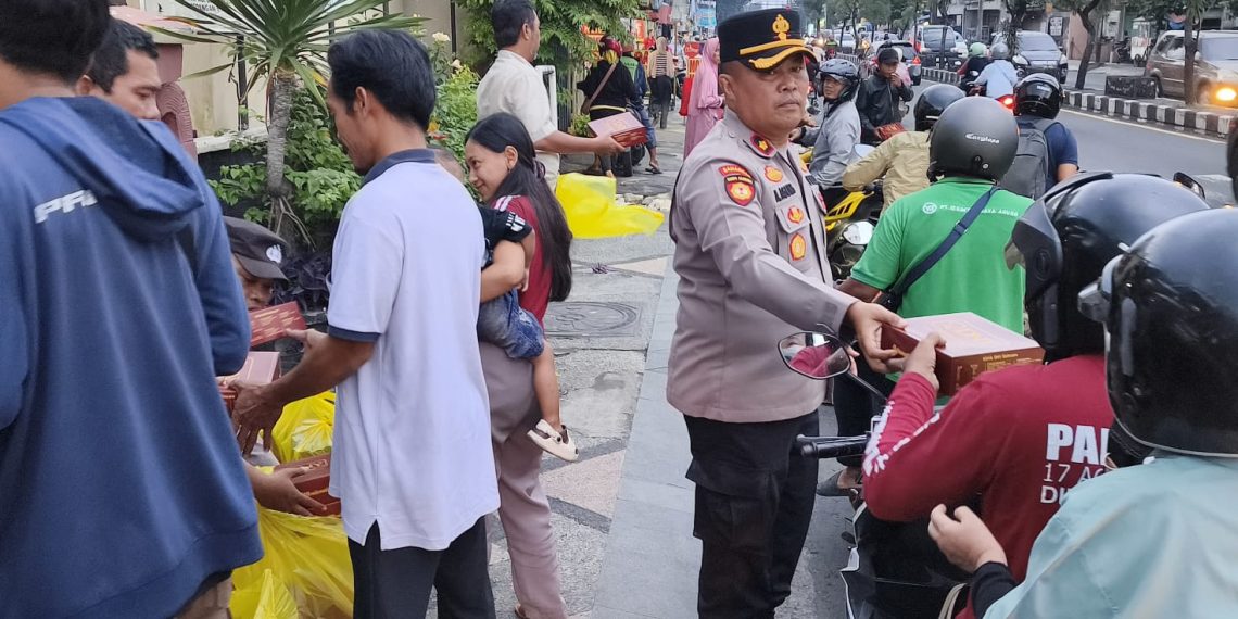 Kapolsek Gedangan Bagikan 100 Takjil ke Masyarakat