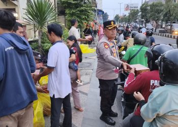 Kapolsek Gedangan Bagikan 100 Takjil ke Masyarakat
