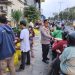 Kapolsek Gedangan Bagikan 100 Takjil ke Masyarakat
