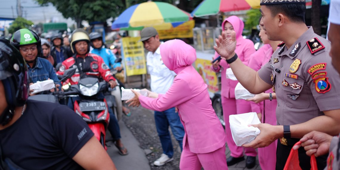 Kapolsek Taman Bersama Bhayangkari Bagikan Takjil kepada Pengguna Jalan