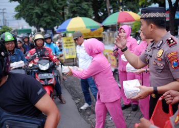 Kapolsek Taman Bersama Bhayangkari Bagikan Takjil kepada Pengguna Jalan