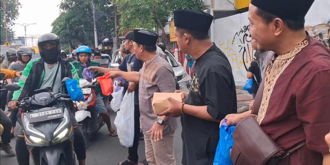 Tebar Kebaikan, PWI Sidoarjo Bagikan Ratusan Paket Takjil