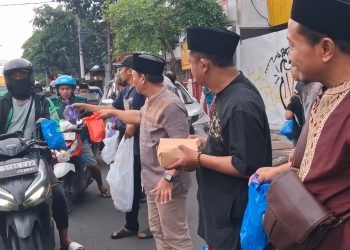 Tebar Kebaikan, PWI Sidoarjo Bagikan Ratusan Paket Takjil