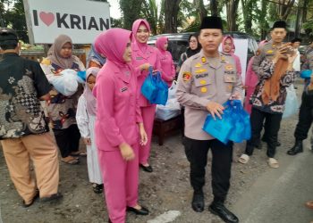 Kapolsek Krian Bersama Bhayangkari Bagikan Takjil kepada Pengguna Jalan