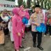 Kapolsek Krian Bersama Bhayangkari Bagikan Takjil kepada Pengguna Jalan