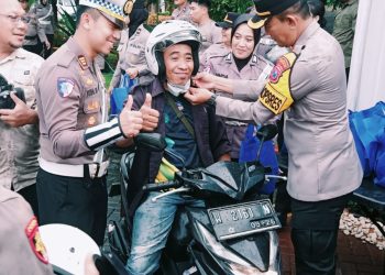 Dikira Razia, Pengendara Justru Dapat Helm Gratis dan Takjil dari Polisi Sidoarjo