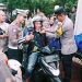 Dikira Razia, Pengendara Justru Dapat Helm Gratis dan Takjil dari Polisi Sidoarjo