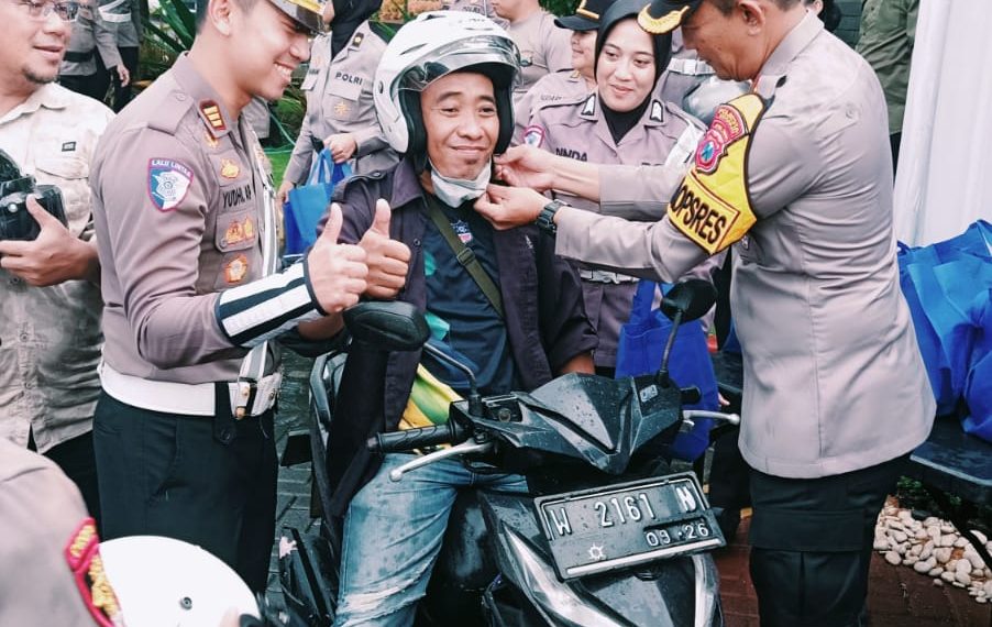 Dikira Razia, Pengendara Justru Dapat Helm Gratis dan Takjil dari Polisi Sidoarjo