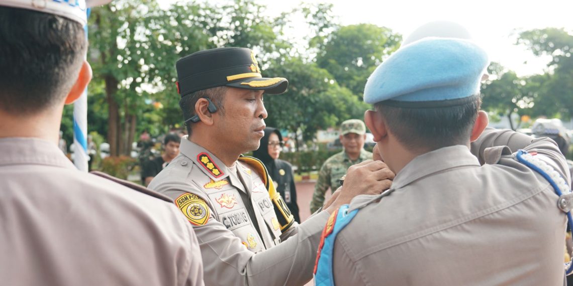 Polresta Sidoarjo Bagikan Takjil, Helm dan Stiker Saat Awali Operasi Ketupat Semeru 2026