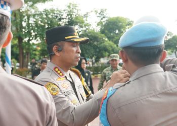 Polresta Sidoarjo Bagikan Takjil, Helm dan Stiker Saat Awali Operasi Ketupat Semeru 2026