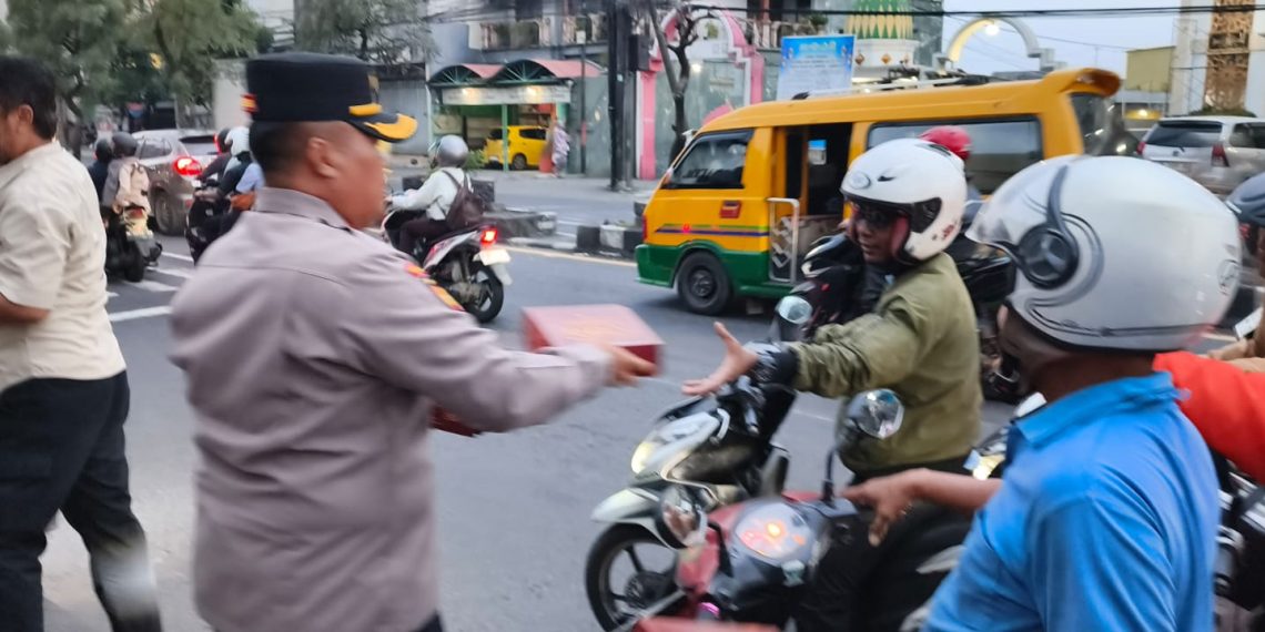 Polsek Gedangan Bagikan Takjil ke Masyarakat dan Pengendara