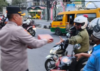 Polsek Gedangan Bagikan Takjil ke Masyarakat dan Pengendara