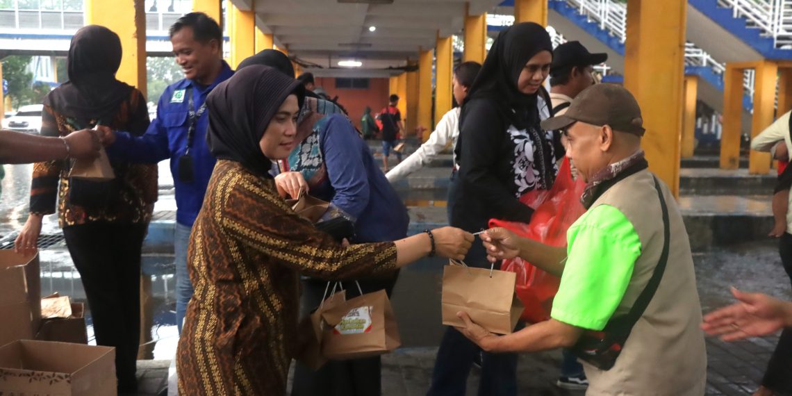 Kasat PPA dan PPO Polresta Sidoarjo Bagikan Takjil ke Pemudik di Terminal Purabaya