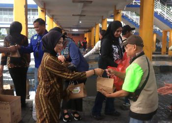 Kasat PPA dan PPO Polresta Sidoarjo Bagikan Takjil ke Pemudik di Terminal Purabaya