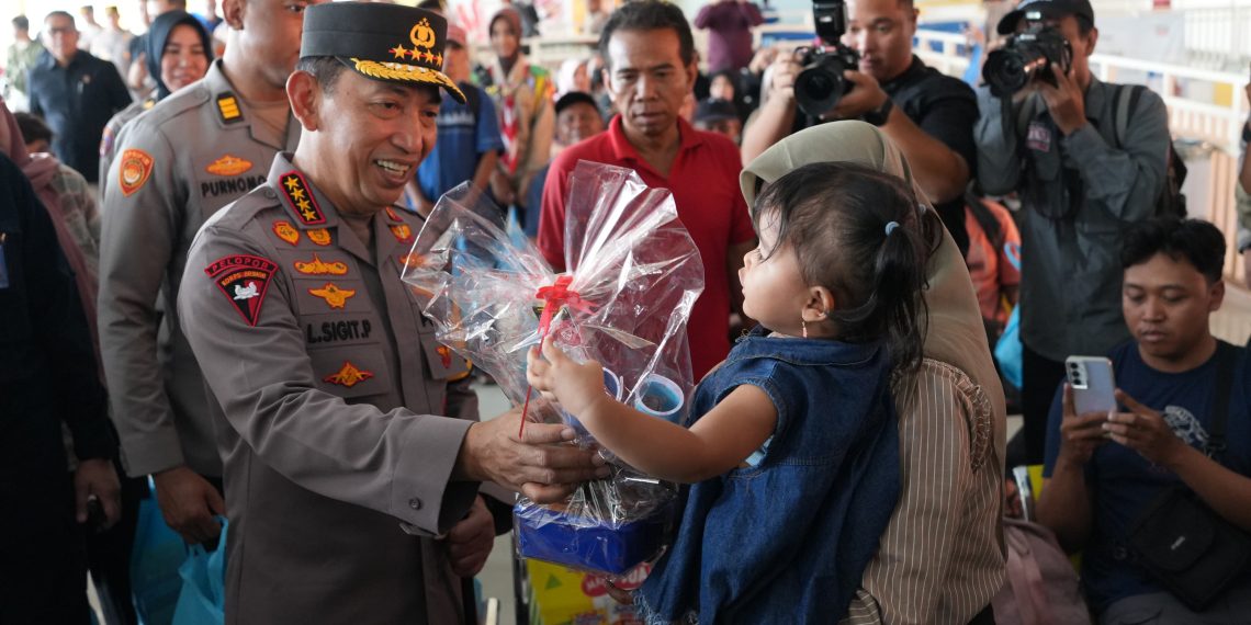 Kapolri Jenderal Polisi Listyo Sigit Pantau Mudik di Terminal Purabaya, Optimalkan Pelayanan Terbaik untuk Masyarakat